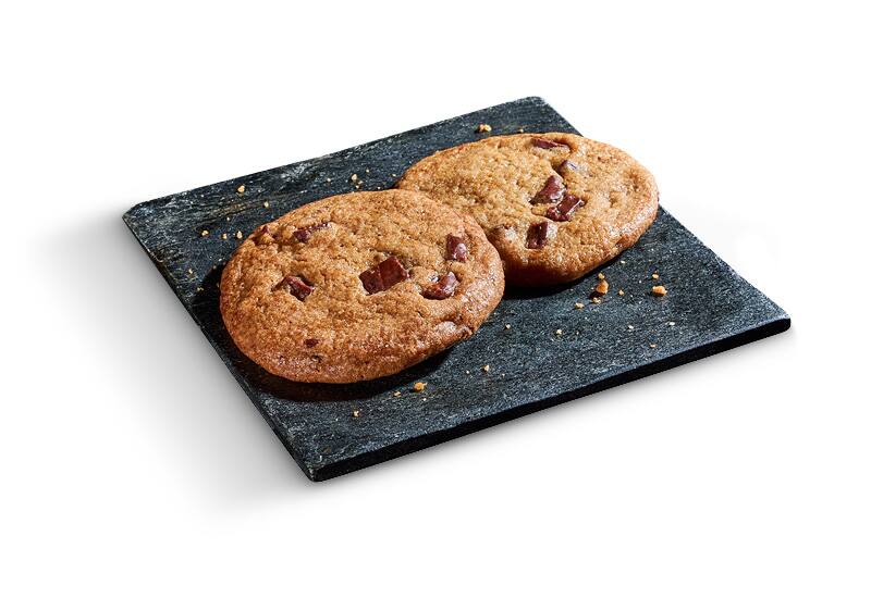Zwei ofenfrische Chocolate Chip Cookies