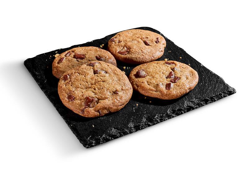 Vier ofenfrische Chocolate Chip Cookies